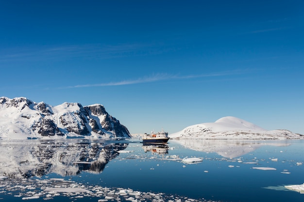 Paisagem antártica com navio