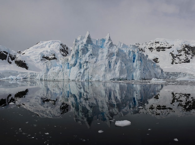 Paisagem antártica com reflexão