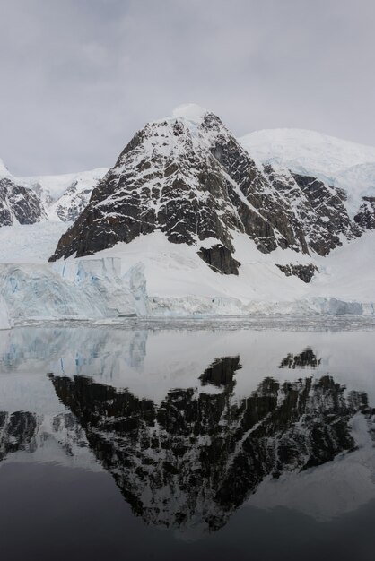Foto paisagem antártica com reflexão