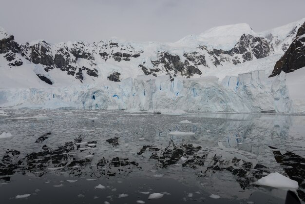 Paisagem antártica com reflexão