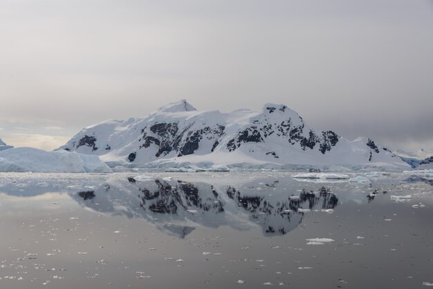 Paisagem antártica com reflexão