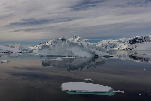 Foto paisagem antártica com reflexão