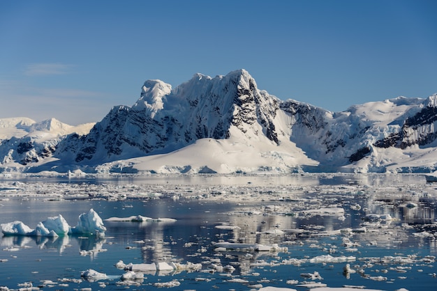 Paisagem antártica com reflexão