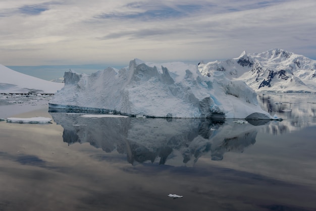 Paisagem antártica com reflexão