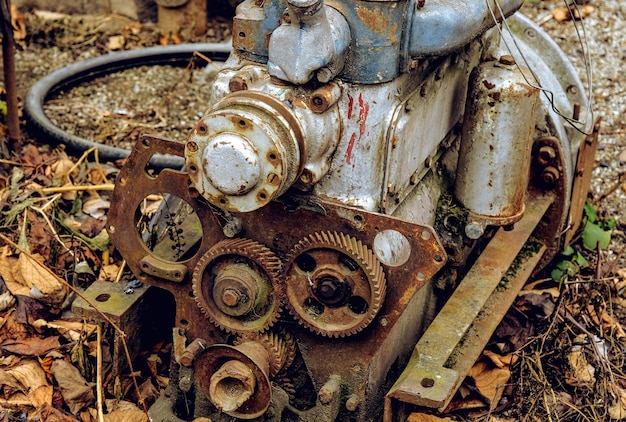 Paisagem ao ar livre com motor de carro abandonado no chão