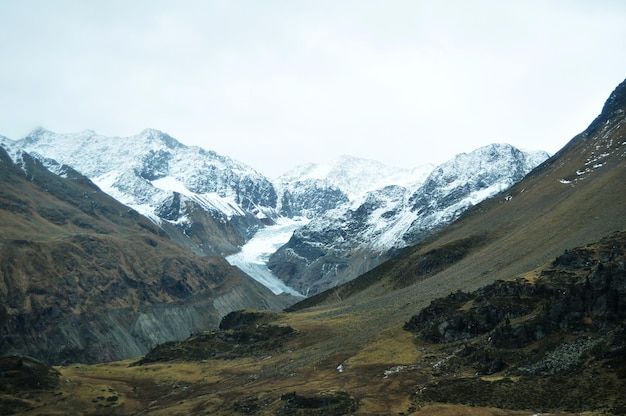 Foto paisagem ao lado da estrada entre ir ao topo da montanha no parque kaunergrat mein gletscher de bergstation karlesjoch bahn no vale alpino da vila de kaunertal em landeck perto da colina de pitztal no tirol áustria