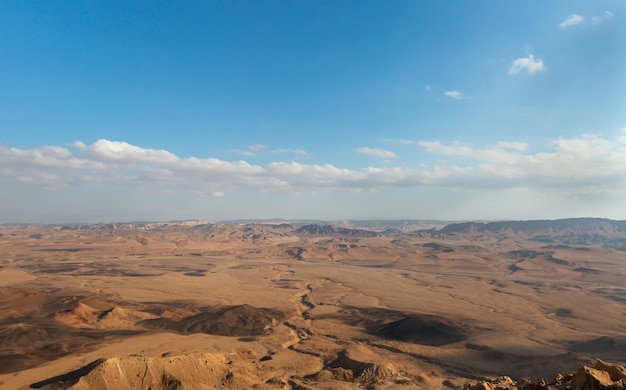 Paisagem ao pôr do sol na cratera do deserto de Negev Mitzpe Ramon