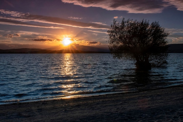 Paisagem ao redor do reservatório do rio Ebro