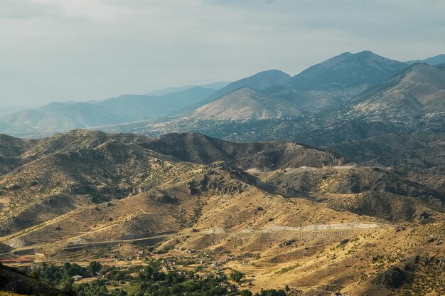 Paisagem árida e deserta no norte do Curdistão, Turquia