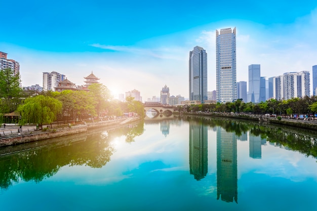 Paisagem arquitetônica à beira do rio jinjiang em chengdu