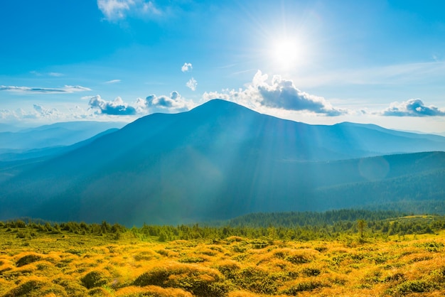 Paisagem azul das montanhas do pôr do sol