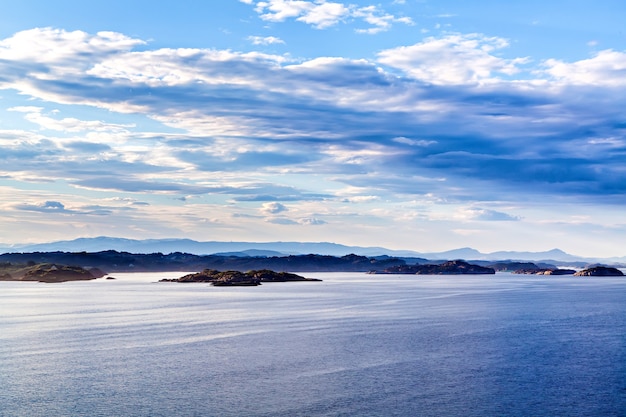 Paisagem azul e branca de montanha e mar