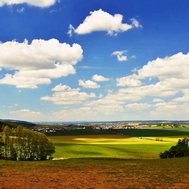 Paisagem bonita. cenário natural com céu e nuvens. república checa.