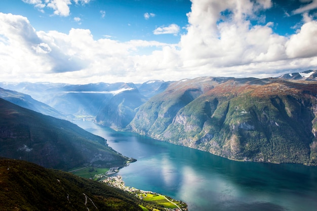 Paisagem bonita da montanha em Aurland e Aurlandsfjord na luz solar, Sogn og Fjordane, Noruega.