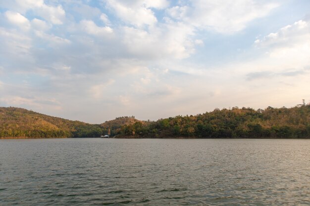 Paisagem bonita da natureza do lago grande com o céu brilhante macio.