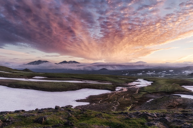 Foto paisagem bonita do vulcão da península de kamchatka: nascer do sol sobre o vulcão vilyuchinsky (vulcão vilyuchik) - destinos de viagens populares para turistas e viajantes que visitam a região de kamchatka na rússia