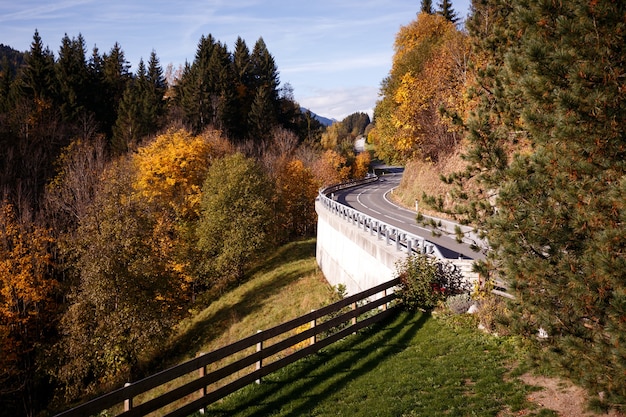 Paisagem bonita. estrada da montanha - estrada nas montanhas da áustria. outono