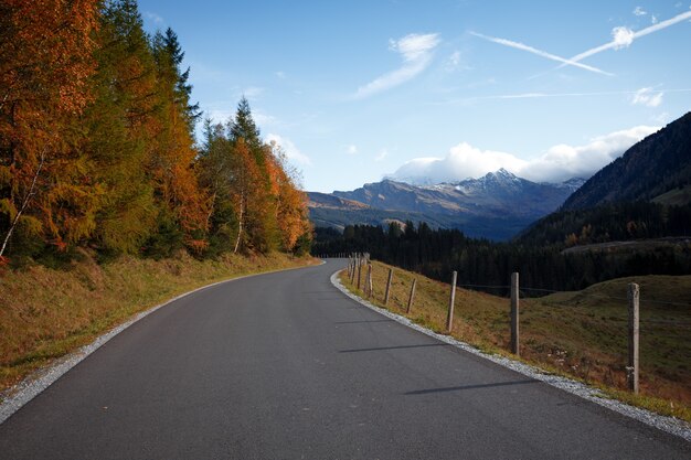 Paisagem bonita. estrada da montanha - estrada nas montanhas da Áustria. outono