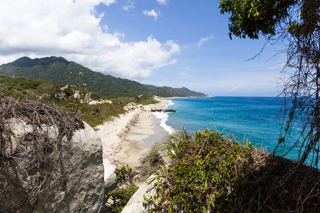 Paisagem bonita praia selvagem do Caribe em Tayrona, Colômbia