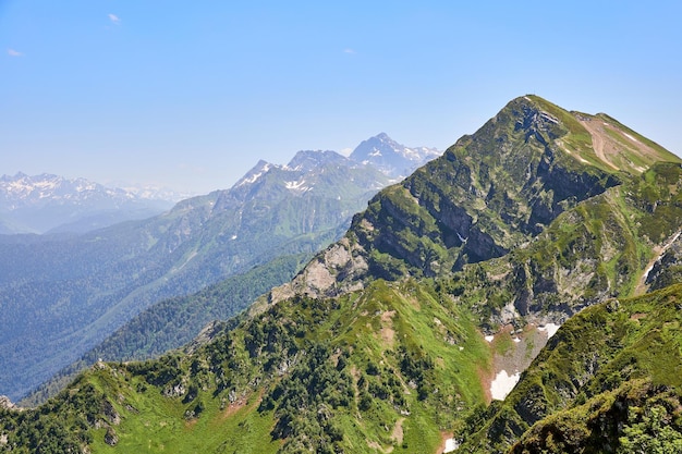 Paisagem brilhante da montanha com céu azul e nuvens das montanhas cobertas de neve