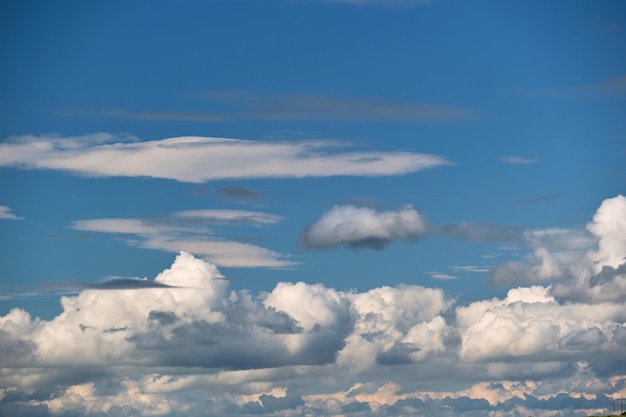 Paisagem brilhante de nuvens cúmulos brancas e fofas em céu azul claro