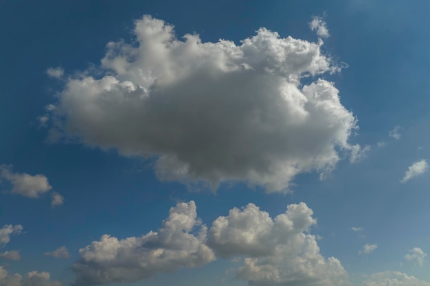 Paisagem brilhante de nuvens cúmulos brancas e fofas em céu azul claro