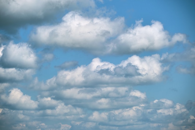 Paisagem brilhante de nuvens cúmulos inchadas brancas no céu azul claro.