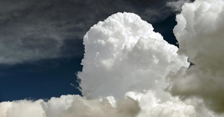 Foto paisagem brilhante de nuvens cúmulos inchadas brancas no céu azul claro