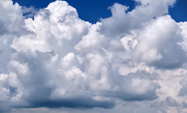 Paisagem brilhante de nuvens cúmulos inchadas brancas no céu azul claro