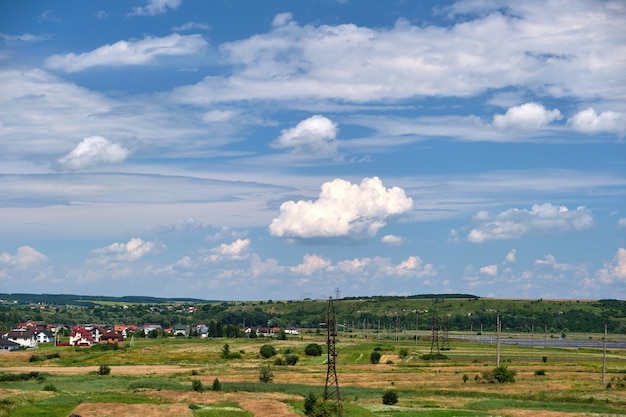 Paisagem brilhante de nuvens cumulus inchadas brancas no céu azul claro sobre a área rural.