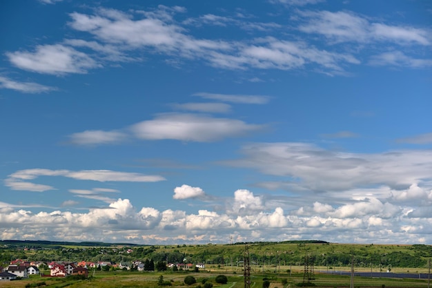 Paisagem brilhante de nuvens cumulus inchadas brancas no céu azul claro sobre a área rural