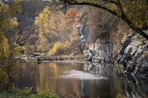 Paisagem brilhante de outono do cânion majestoso, vida selvagem incrível