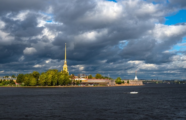 Paisagem brilhante no rio neva em são petersburgo. rússia.