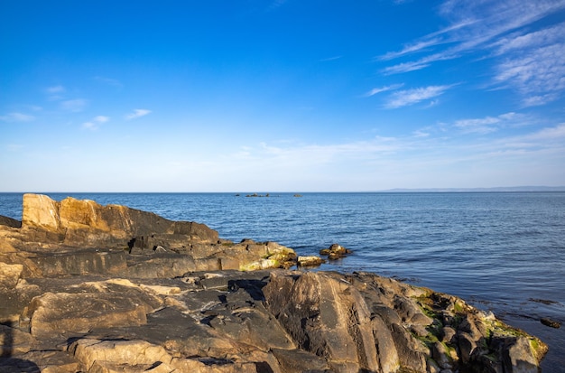 Paisagem búlgara com o Mar Negro e pedras ao pôr do sol