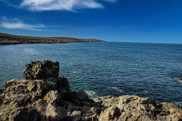 Paisagem búlgara com o Mar Negro e pedras ao pôr do sol