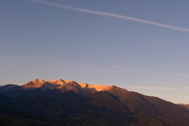 Paisagem búlgara do nascer do sol nas montanhas de pirin