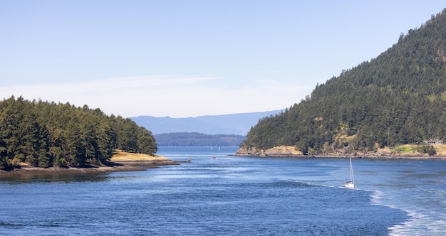 Paisagem canadense pela temporada de verão do oceano e das montanhas