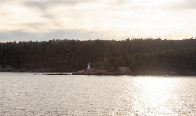 Paisagem canadense pela temporada de verão do oceano e das montanhas