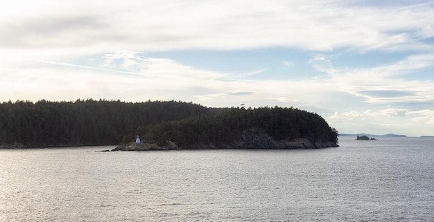 Paisagem canadense pela temporada de verão do oceano e das montanhas