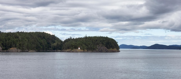 Paisagem canadense pela temporada de verão do oceano e das montanhas