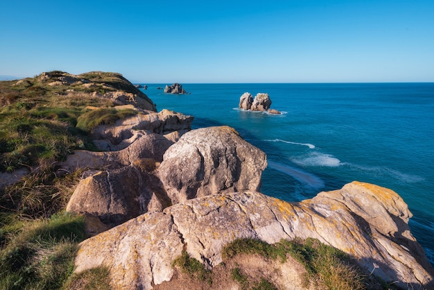 Paisagem cantábrica do litoral no quebrada da costela, Santander, Espanha.