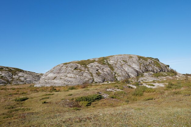 Paisagem cênica de Bodo em Nordland com ambiente natural e fundo de copyspace de céu azul Formação rochosa na montanha e colina com plantas secas estéreis Trilhas para caminhadas na zona rural da Noruega