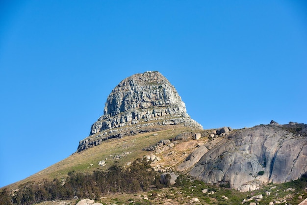 Paisagem cênica de céu azul sobre o pico da Table Mountain na Cidade do Cabo de baixo com copyspace Belas vistas de plantas e árvores ao redor de uma atração turística popular e marco natural