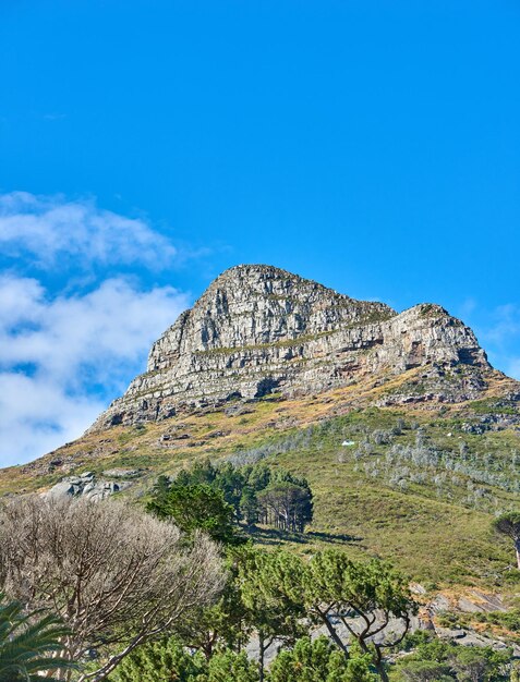 Paisagem cênica de céu azul sobre o pico da Table Mountain na Cidade do Cabo em um dia ensolarado de baixo Belas vistas de plantas e árvores ao redor de uma atração turística popular e marco natural