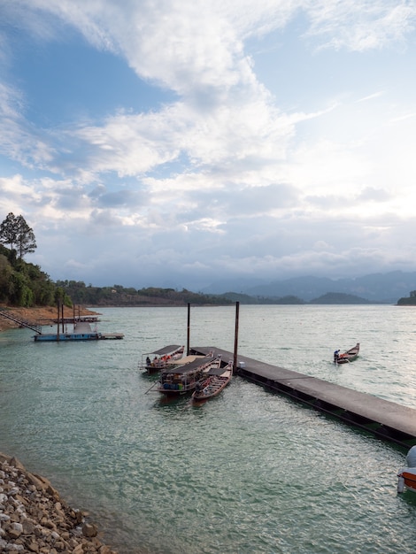 Paisagem cênica de grande rio e represa com montanha e floresta natural