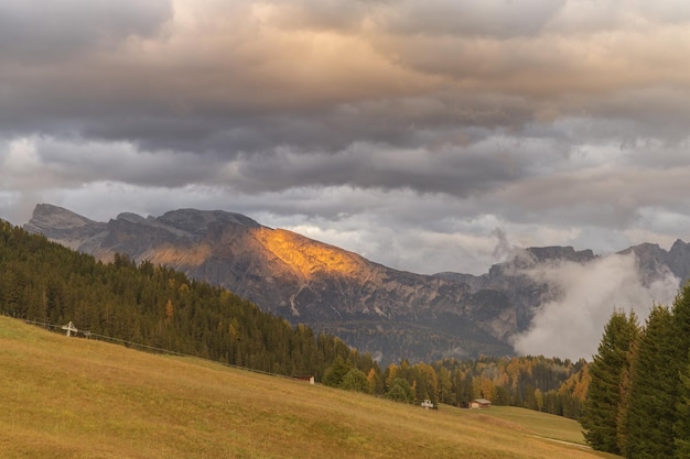 Paisagem cênica do pôr do sol nas montanhas Dolomitas Itália