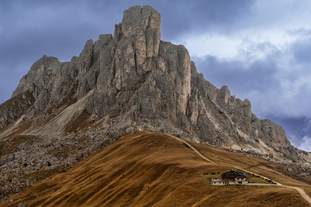 Paisagem cênica do pôr do sol nas montanhas Dolomitas Itália