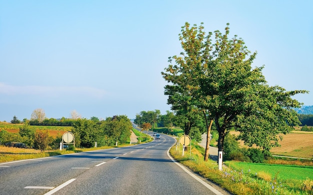 Paisagem cênica e a estrada na Polônia.