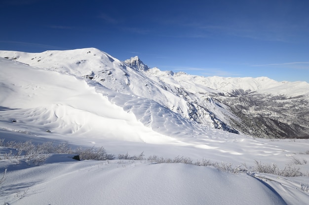 Paisagem cênico do inverno nos cumes italianos com neve.