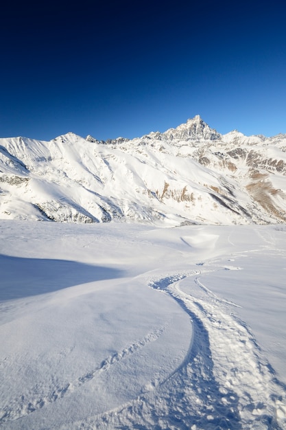 Paisagem cênico do inverno nos cumes italianos com neve.